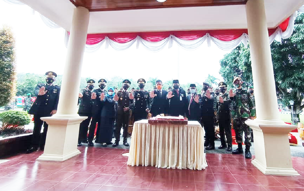 Bupati Lanosin berikan Hadiah di HUT Bhayangkara ke 75