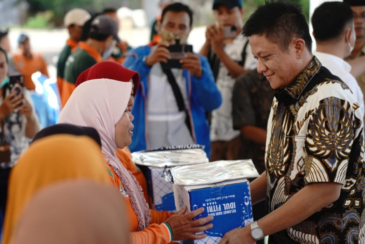 Bupati Lanosin Berikan 350 Paket Lebaran Kepada Pasukan Orange